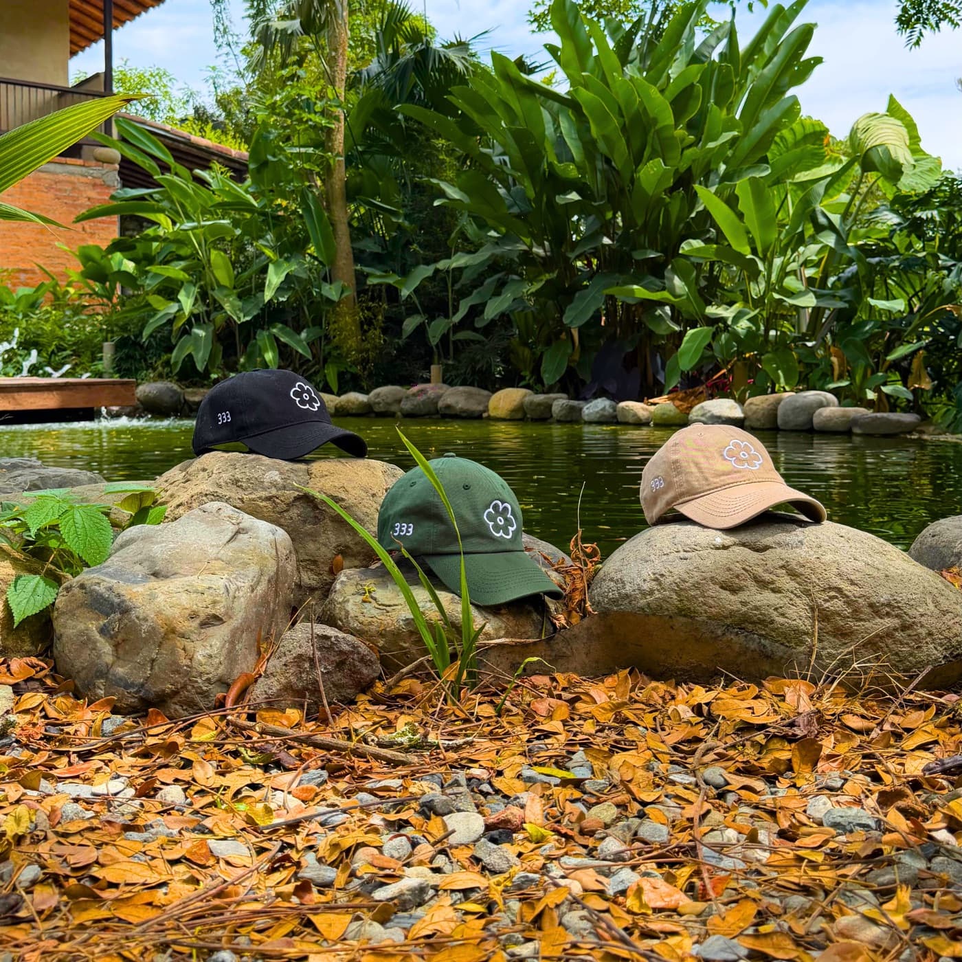 las tres gorras 333 junto al agua